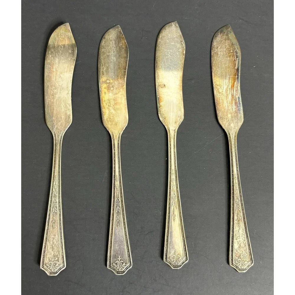 4 WM Rogers Mayfair Flat Handled Butter Spreaders Silver Plate International